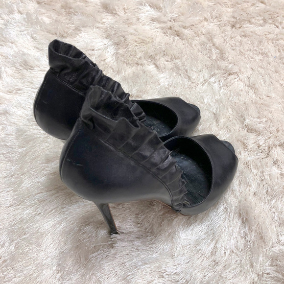 Alexander McQueen Black Ruffled Heels - Picture 4 of 7